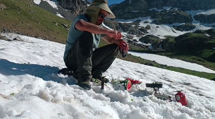 Haziran ayında kara pekmez döküp yedi
