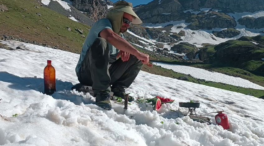 Haziran ayında kara pekmez döküp yedi
