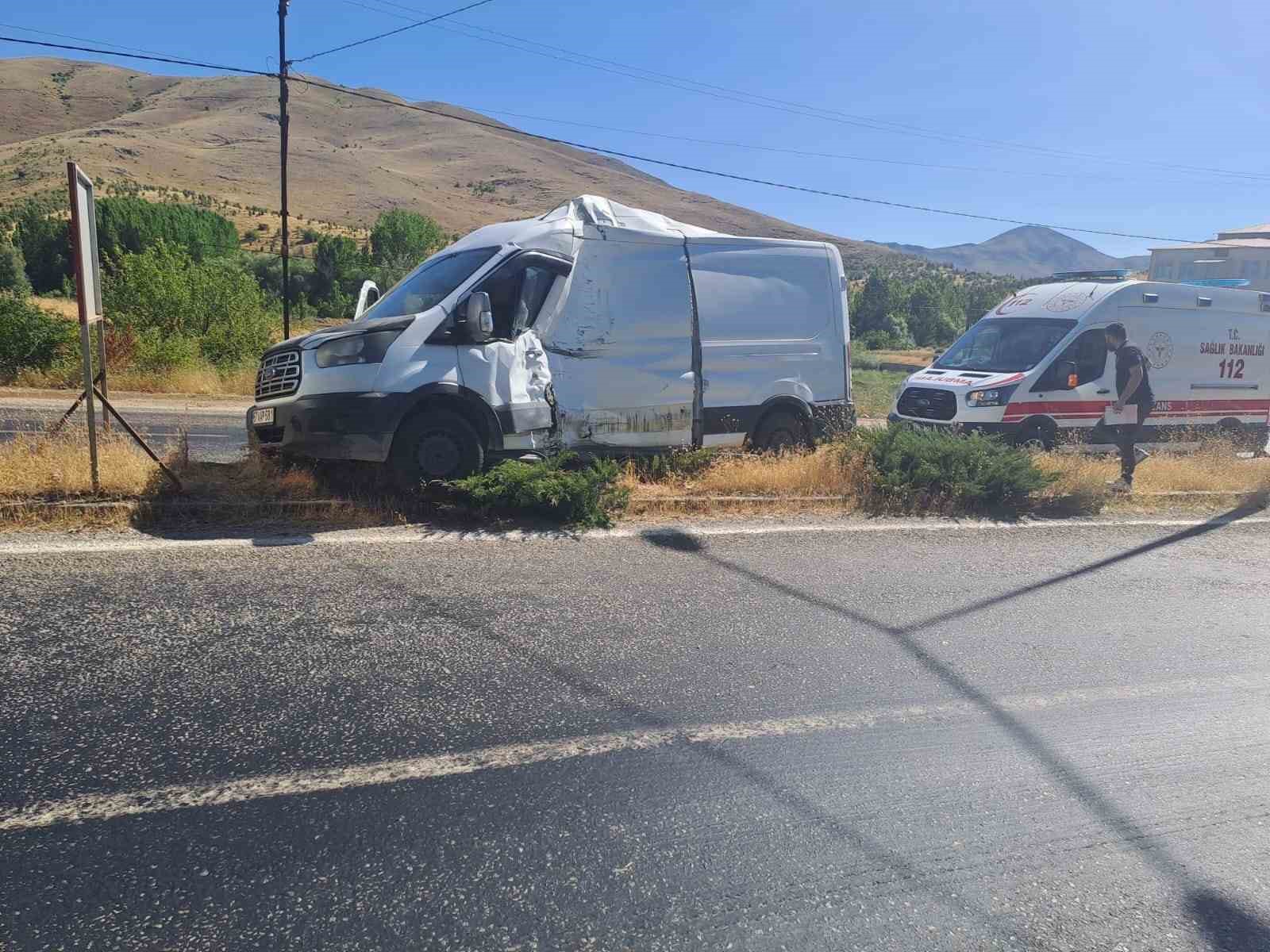 Malatya’da otobüs ile kamyonet çarpıştı, 1 yaralı
