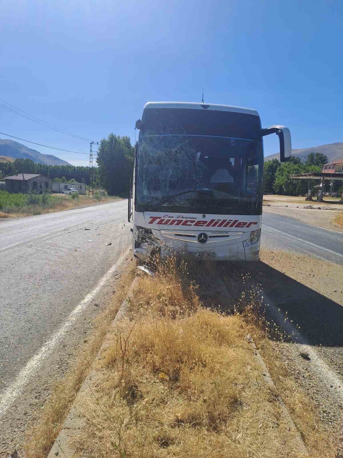 Malatya’da otobüs ile kamyonet çarpıştı, 1 yaralı
