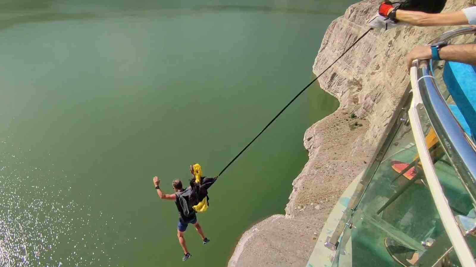 Yarasa adam Tortum Gölü’ne uçtu
