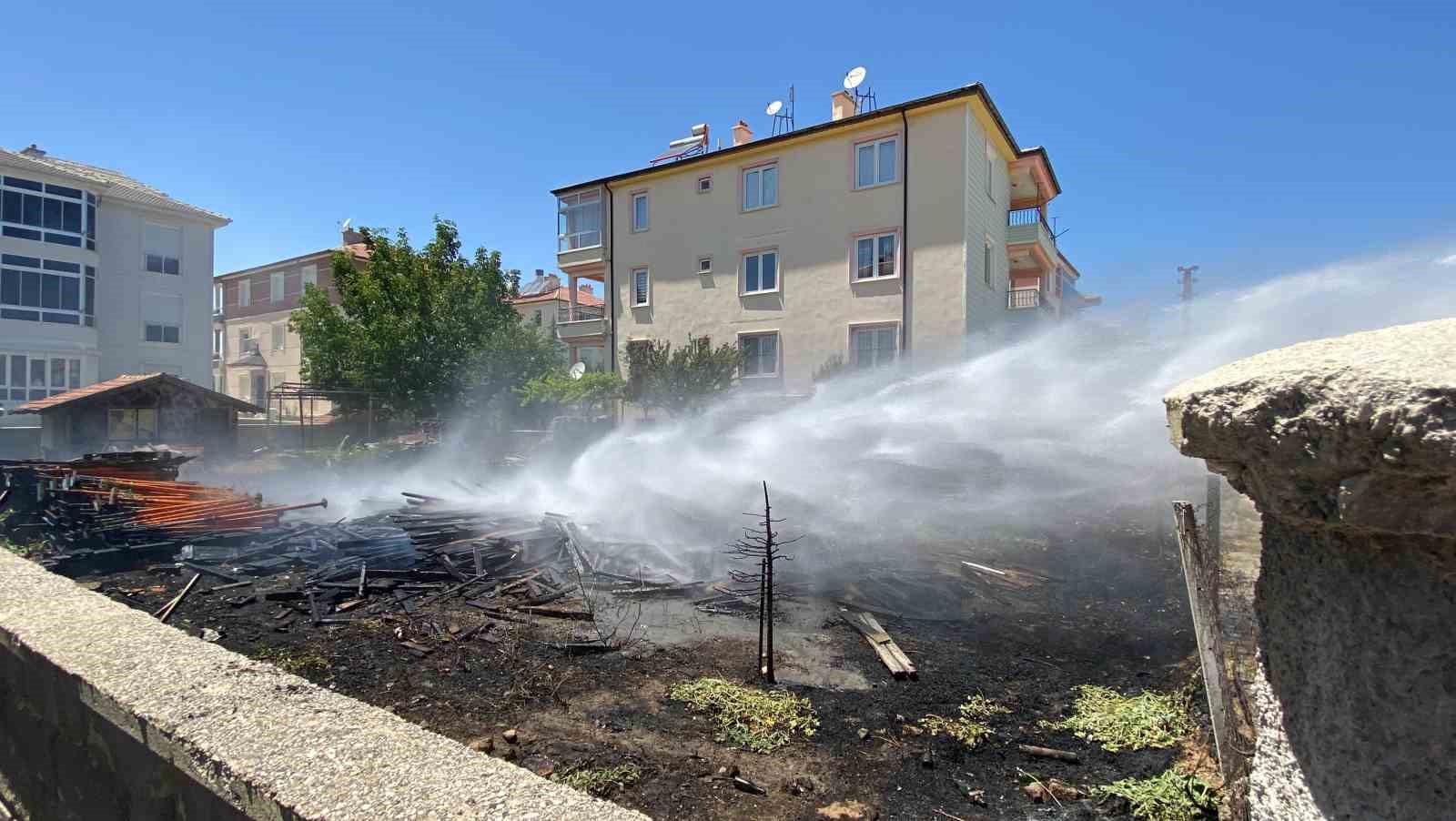 Patlayan boya tüpünün çıkardığı yangın kamerada
