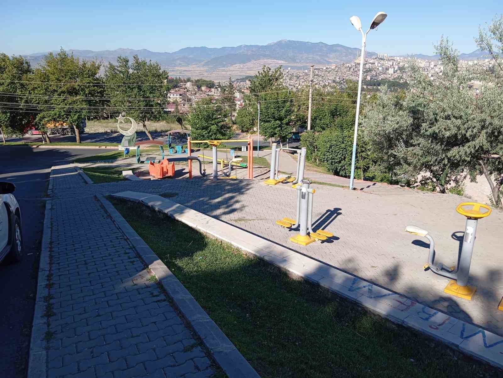 Dulkadiroğlu’nda park ve bahçelerin temizliği
