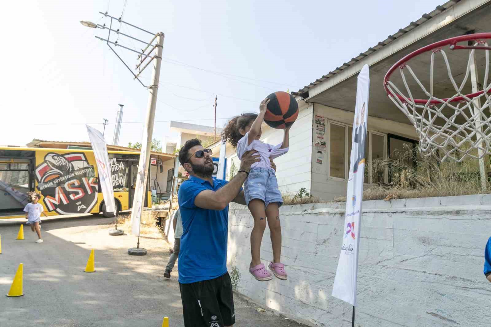 Mersin’de çocuklar ’Sporbüs’ ile sporla buluşuyor
