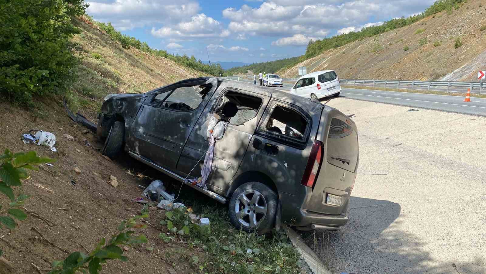 Takla atan hafif ticari araç 30 metre sürüklendi: 3’ü çocuk 5 yaralı
