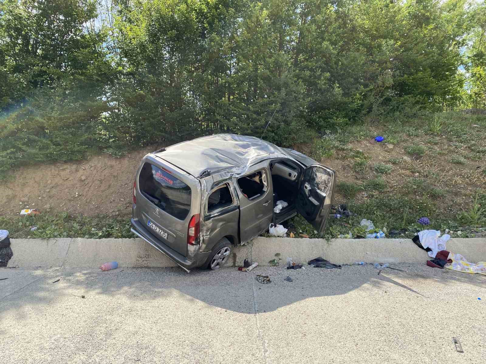 Takla atan hafif ticari araç 30 metre sürüklendi: 3’ü çocuk 5 yaralı
