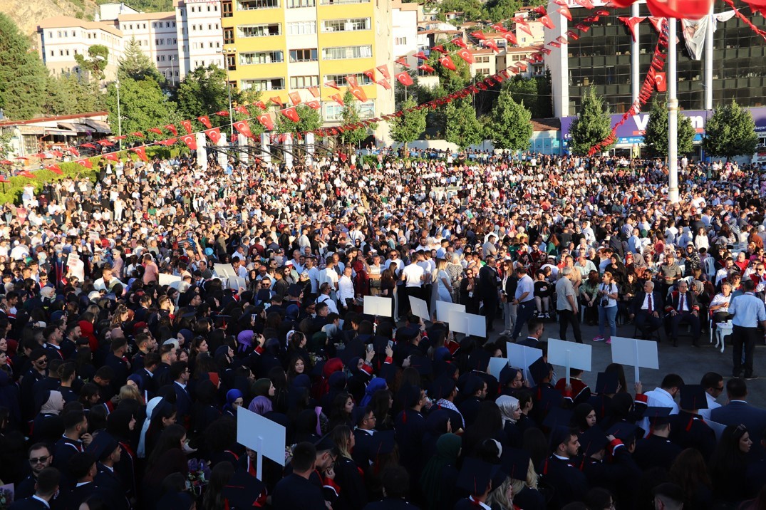 Amasya Üniversitesi 5bin320 mezun verdi
