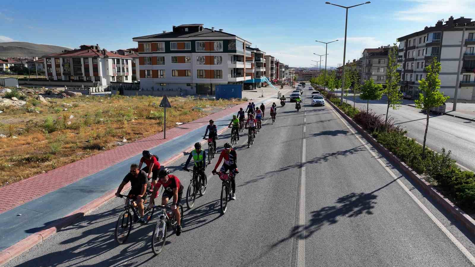 Kazada hayatını kaybeden bisikletçi için pedal çevirdiler
