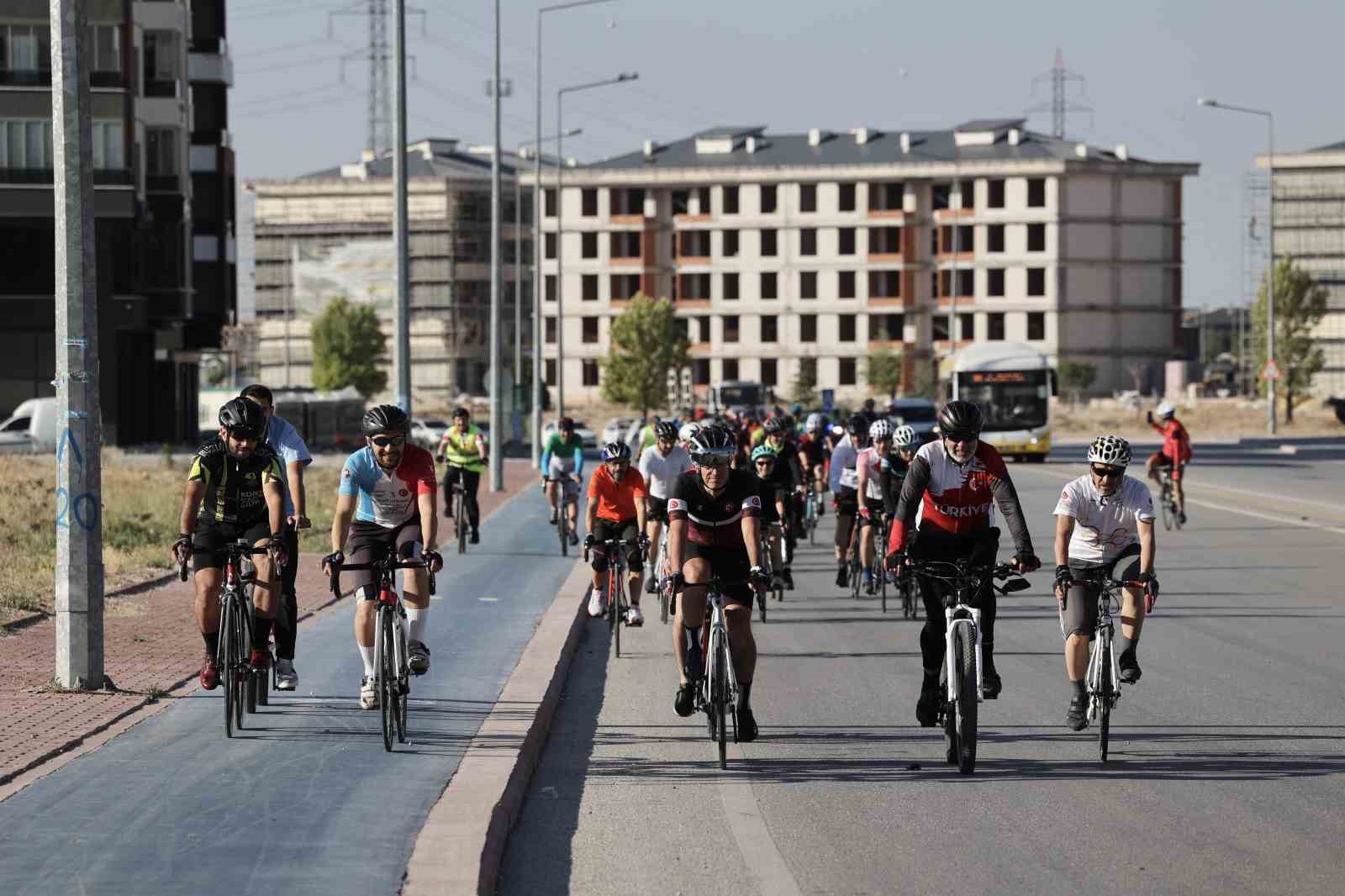 Kazada hayatını kaybeden bisikletçi için pedal çevirdiler
