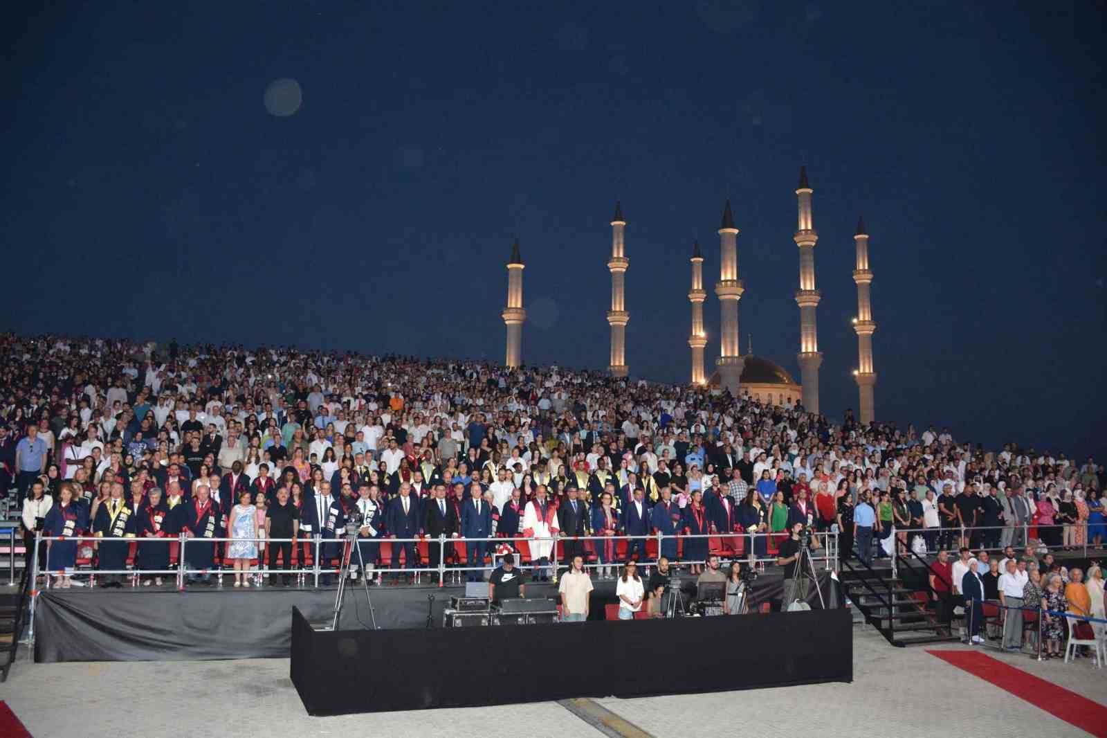 46 yaşında diş hekimi oldu, diplomasını 4 çocuğu ile aldı
