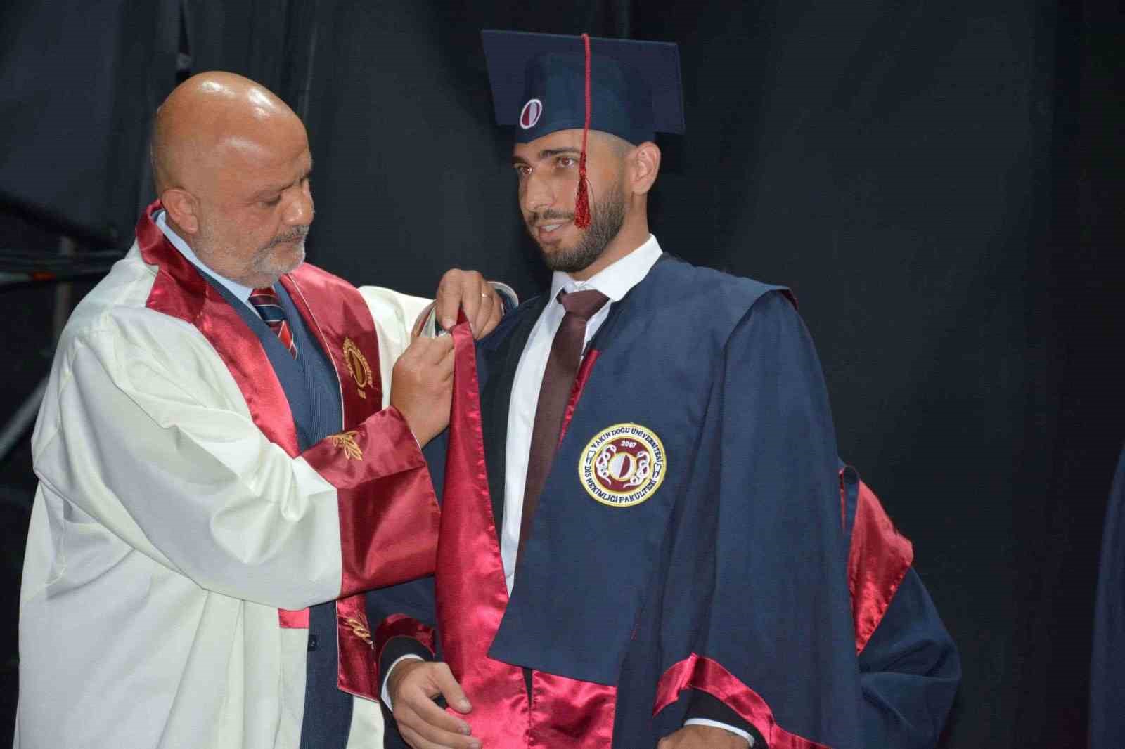 46 yaşında diş hekimi oldu, diplomasını 4 çocuğu ile aldı
