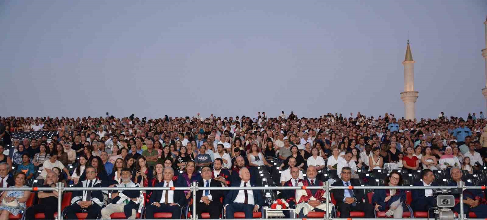 46 yaşında diş hekimi oldu, diplomasını 4 çocuğu ile aldı
