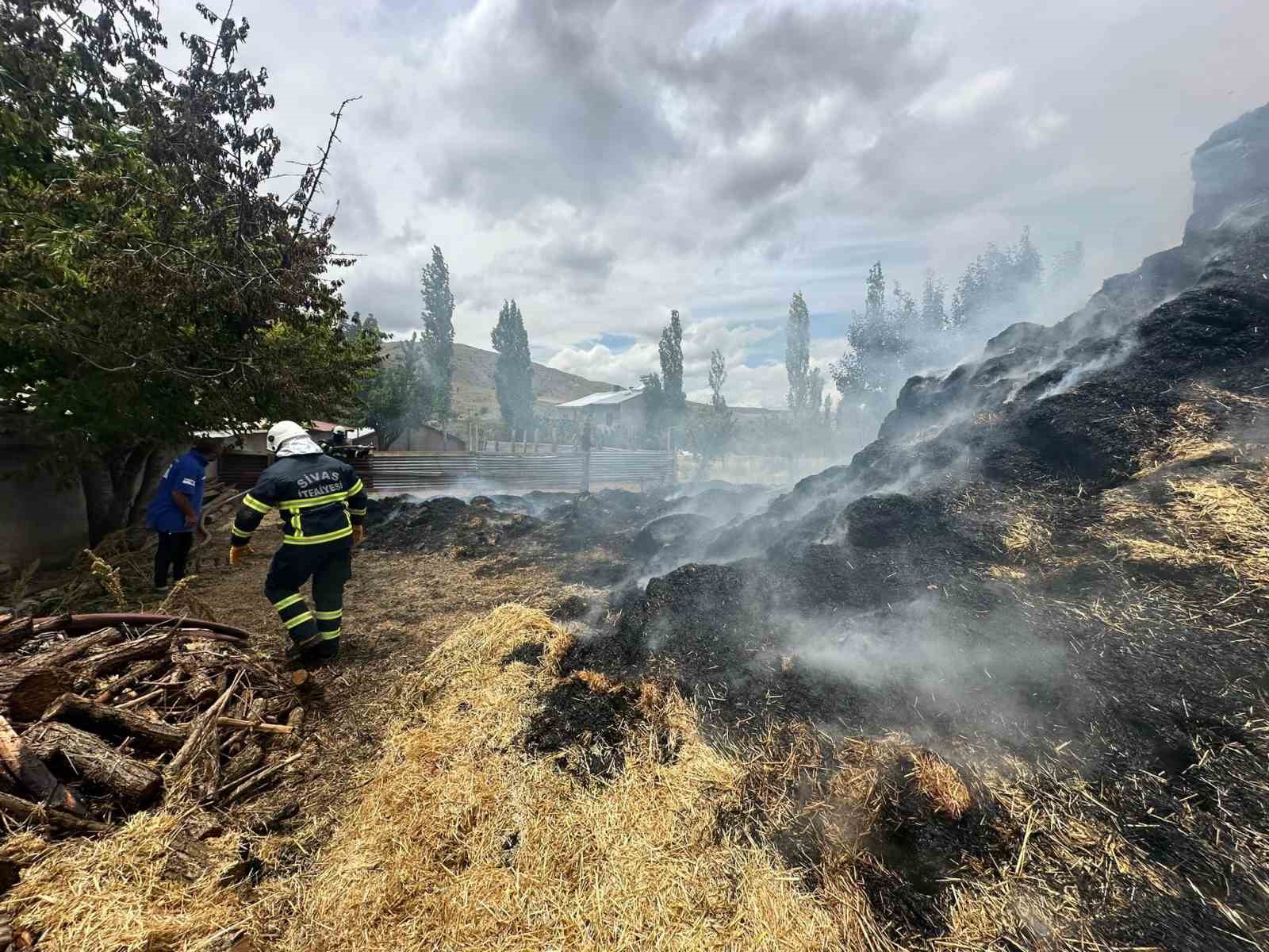 Bin saman balyası yanarak kül oldu
