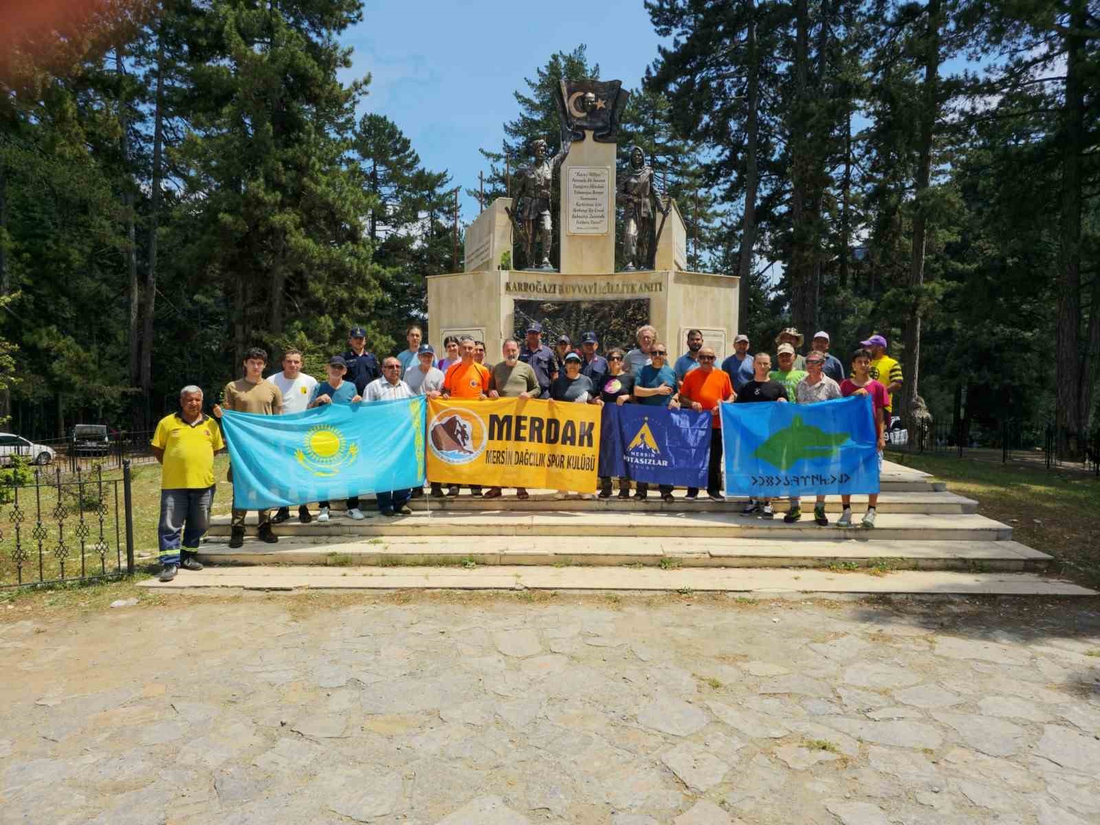 Mersinli dağcılar Medetsiz Tepesine tırmandı
