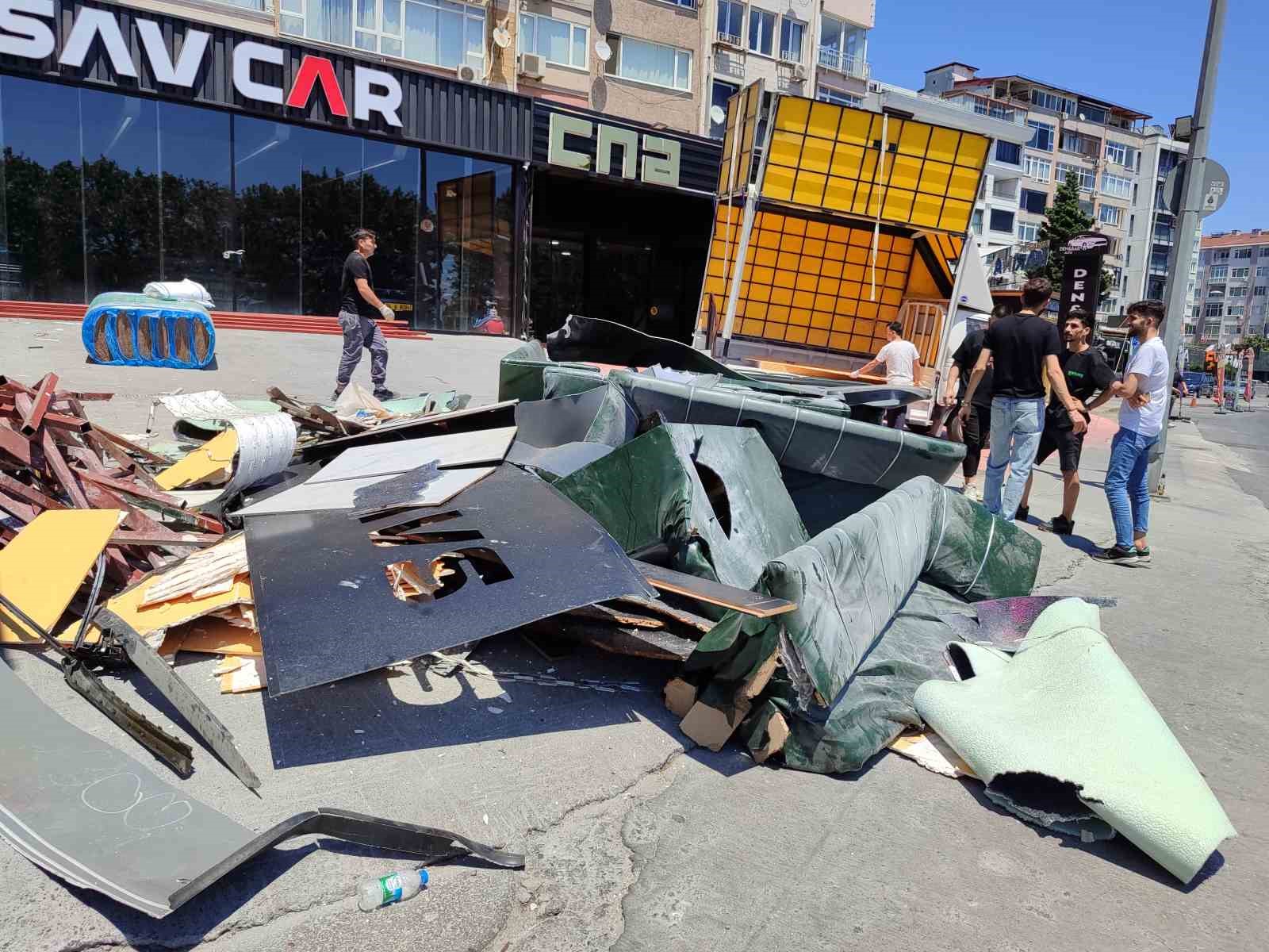 Bakırköy’de sürücüsünün kontrolünden çıkan otomobil gece kulübüne girdi
