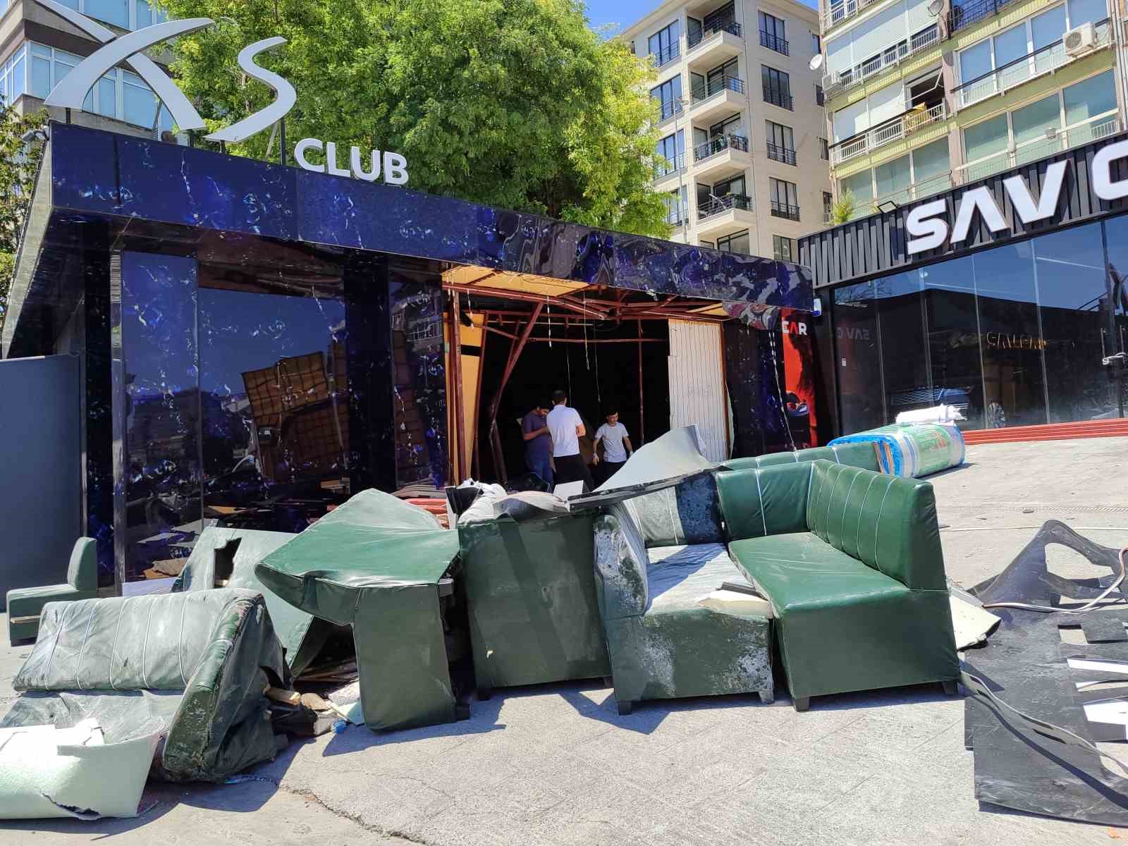 Bakırköy’de sürücüsünün kontrolünden çıkan otomobil gece kulübüne girdi
