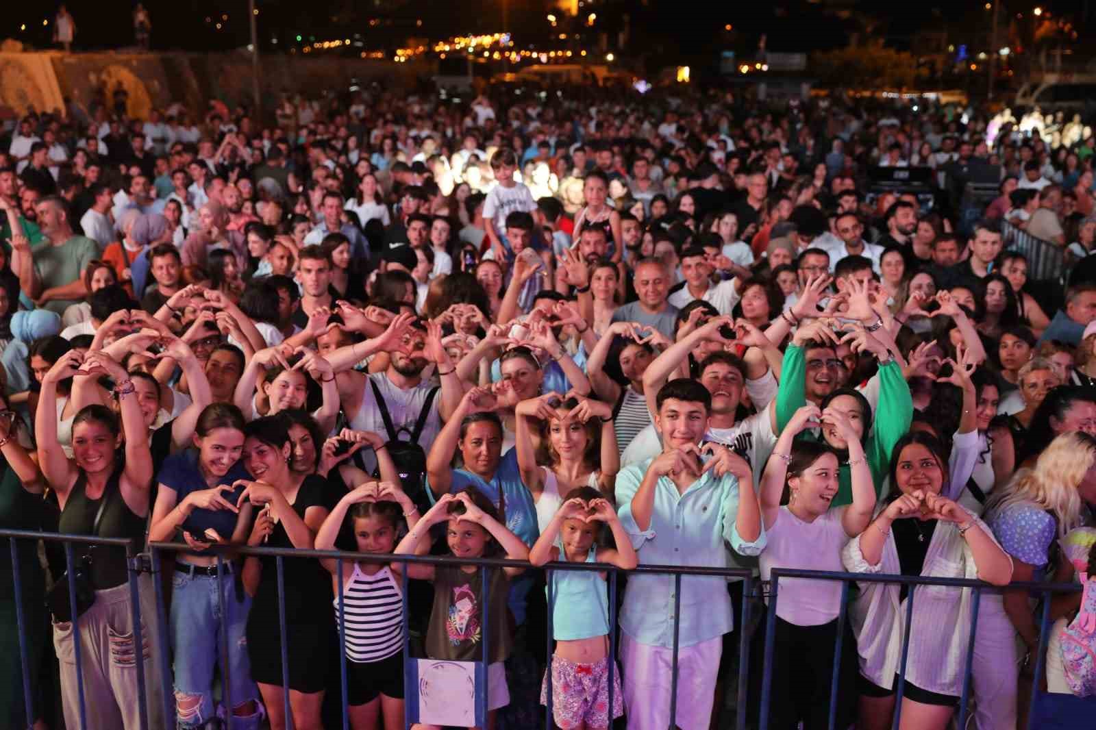 Likya Kaş Kültür ve Sanat Festivali’nde Melek Mosso rüzgarı esti
