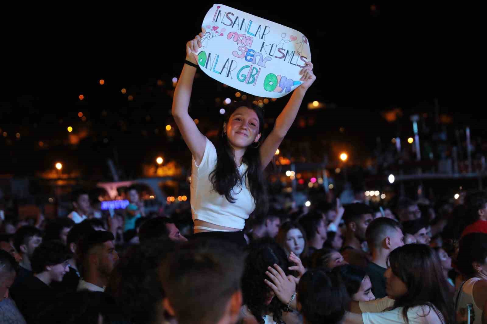 Likya Kaş Kültür ve Sanat Festivali’nde Melek Mosso rüzgarı esti
