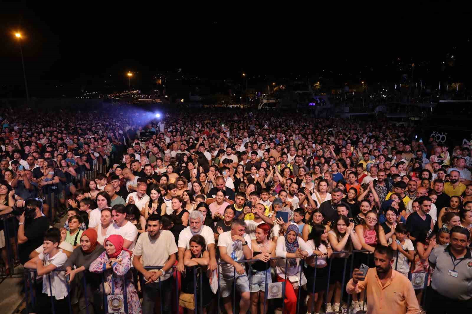 Likya Kaş Kültür ve Sanat Festivali’nde Melek Mosso rüzgarı esti
