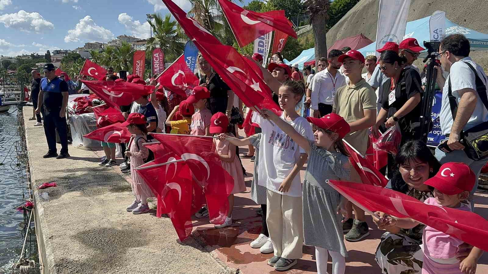 Denizde dev Türk bayrağı açıldı
