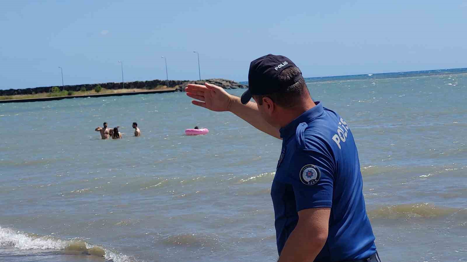 Samsun’da polis boğulmalara karşı sahillerde uyarıda bulunuyor
