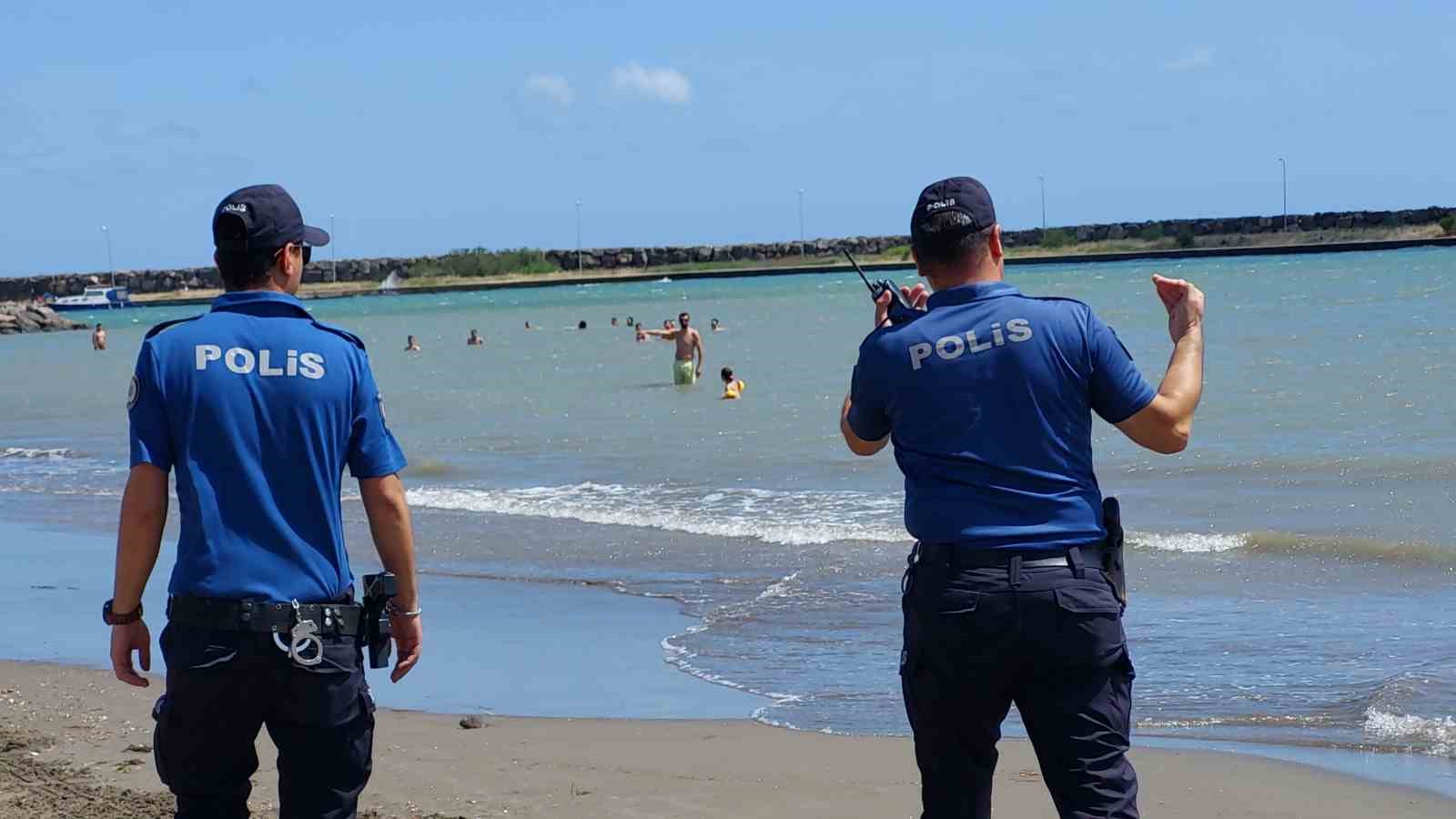 Samsun’da polis boğulmalara karşı sahillerde uyarıda bulunuyor
