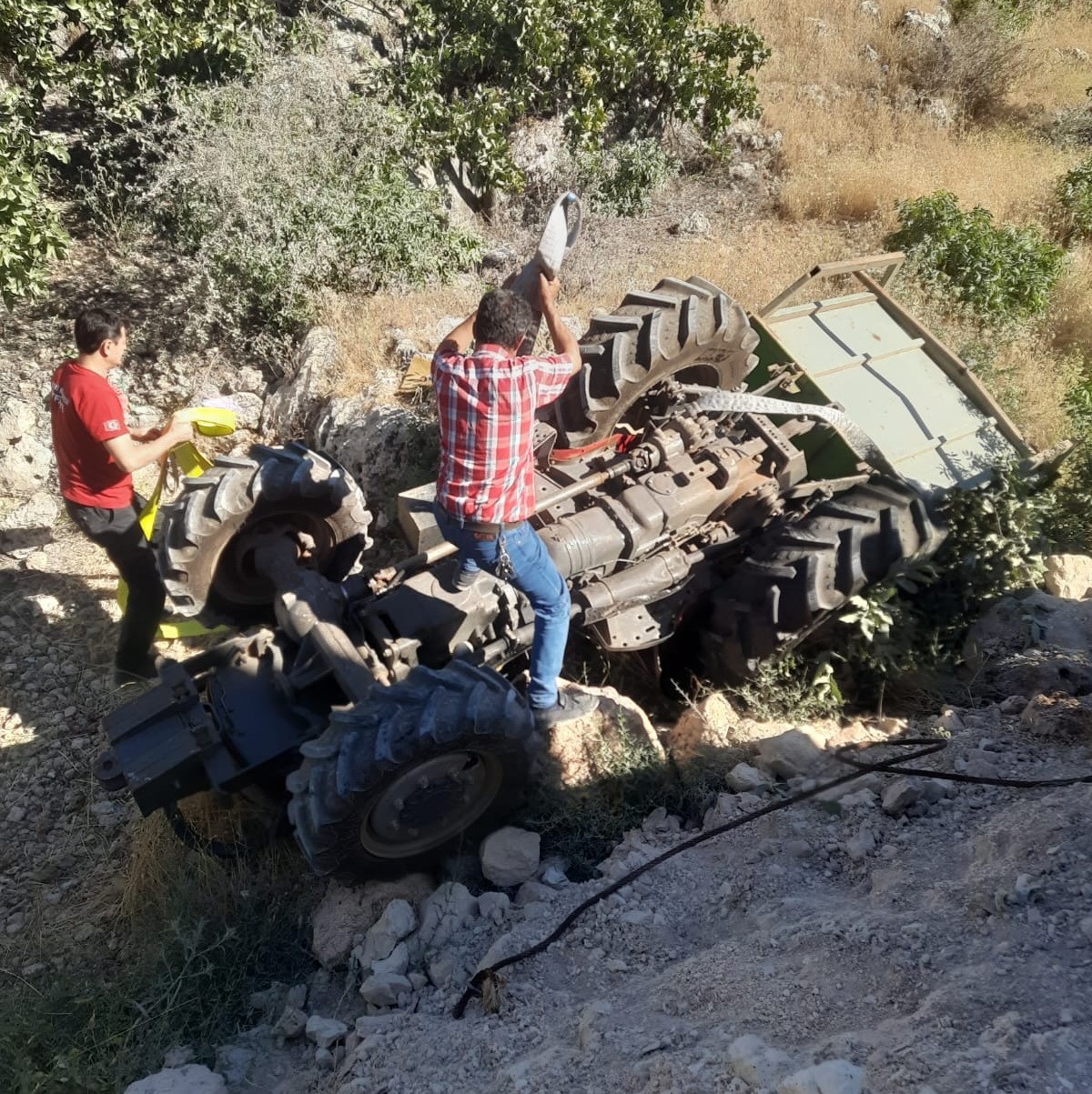 Devrilen traktörün sürücüsü ağır yaralandı
