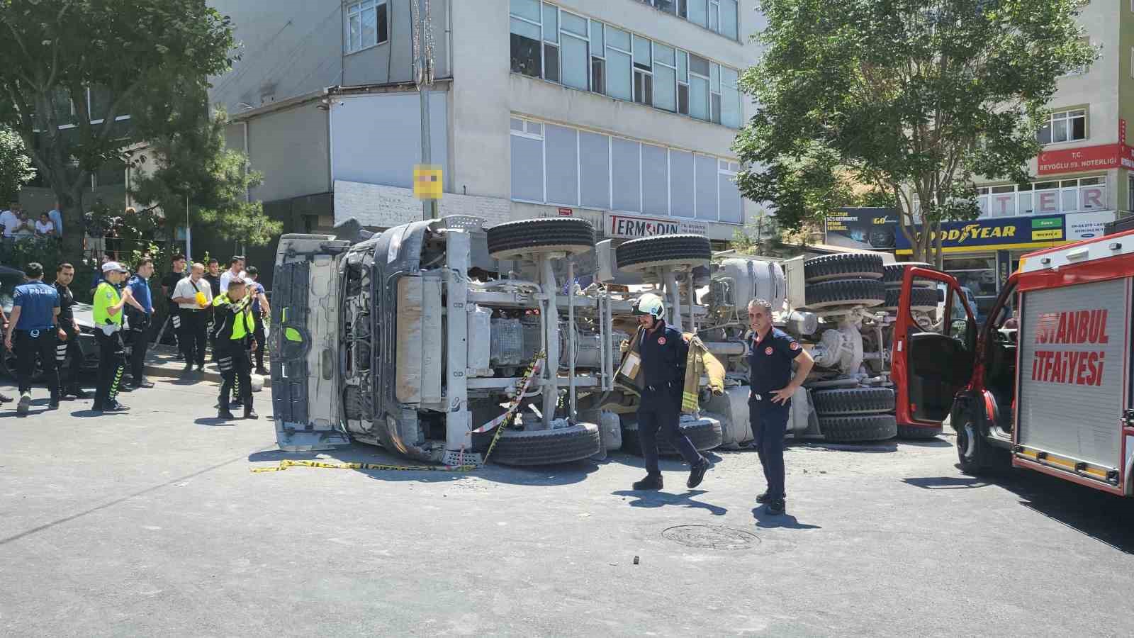 Kağıthane’de beton mikseri gelin arabasının üzerine devrildi: O anlar kamerada
