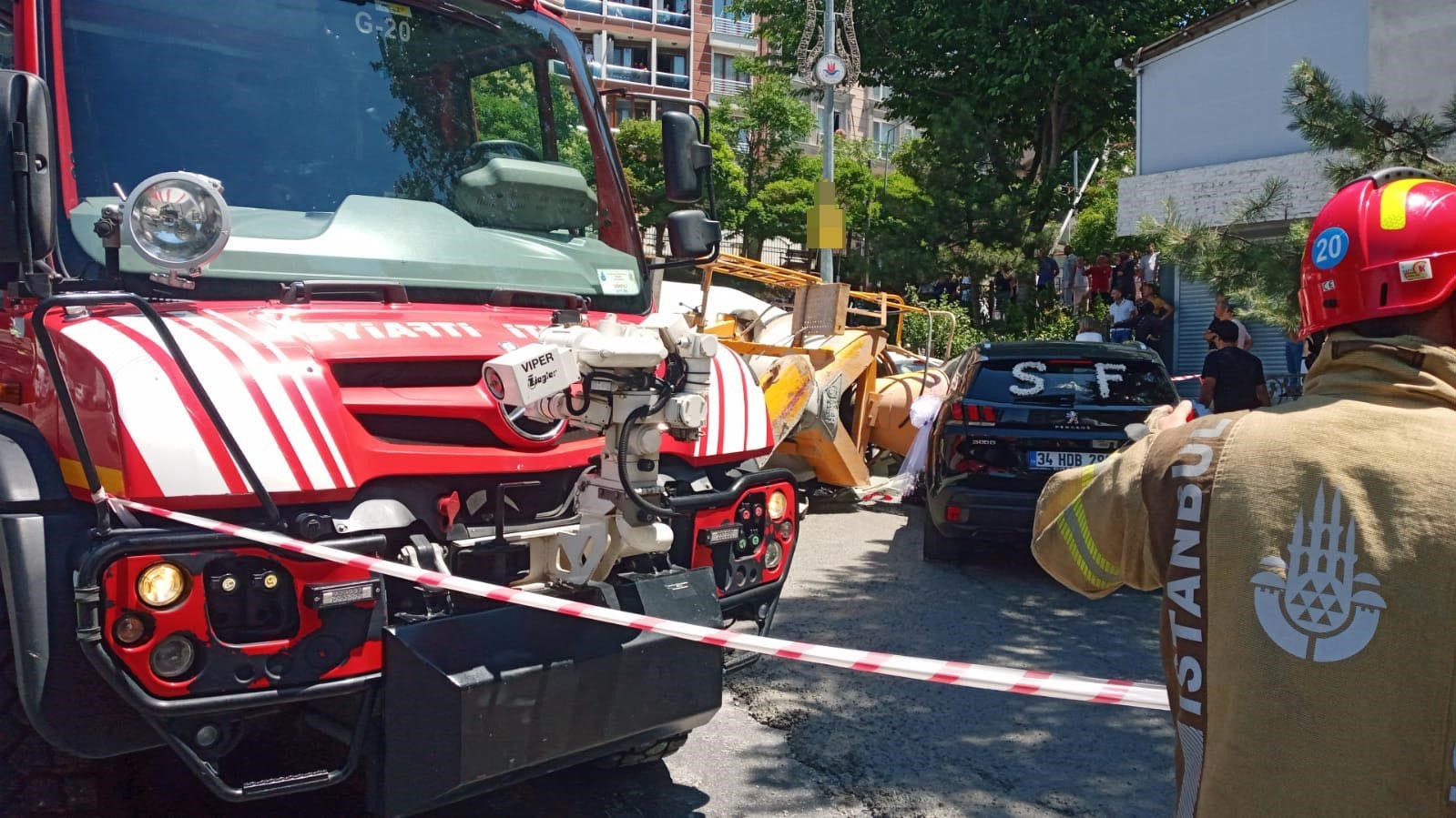 Kağıthane’de beton mikseri gelin arabasının üzerine devrildi: O anlar kamerada
