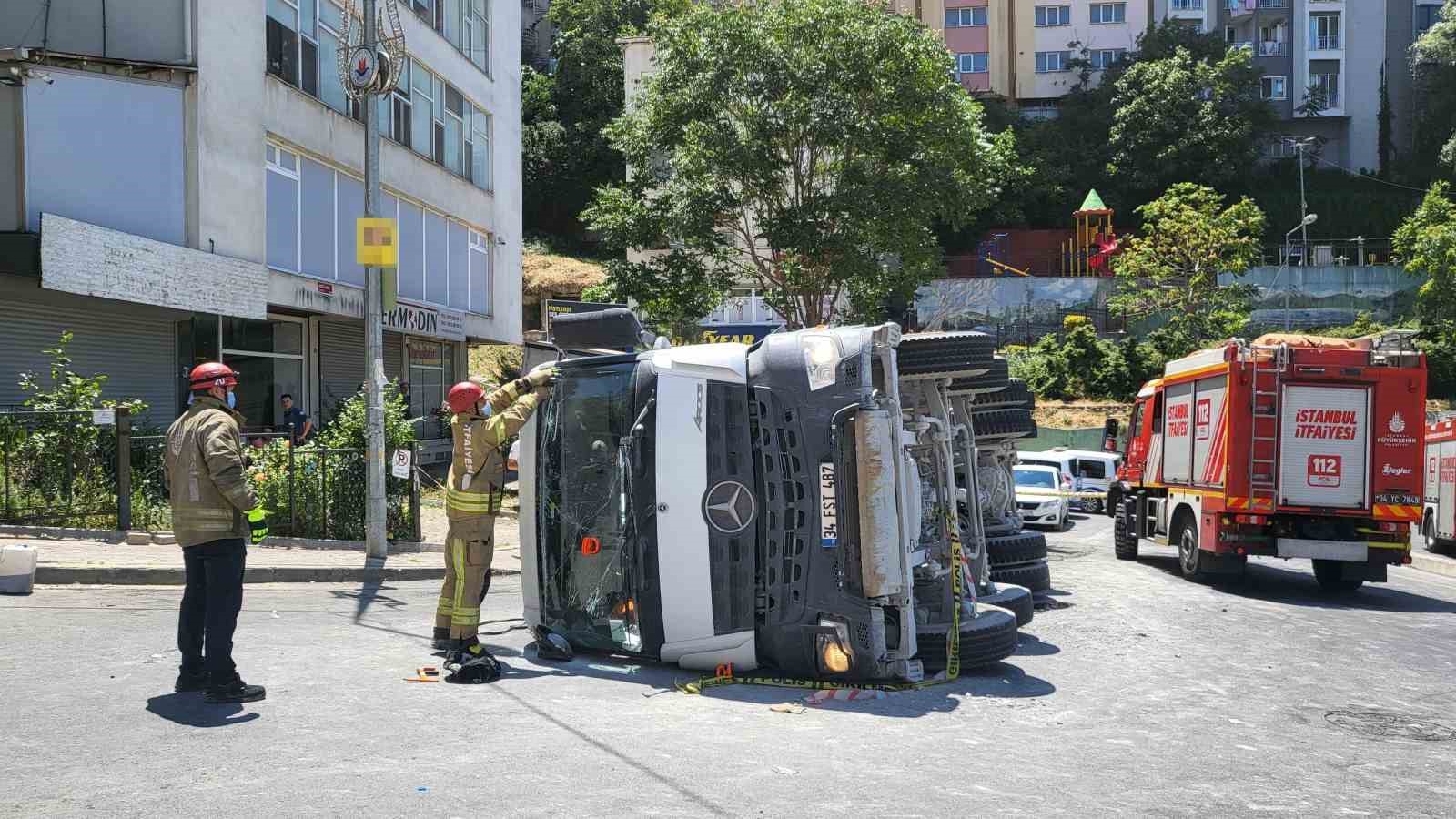 Kağıthane’de beton mikseri gelin arabasının üzerine devrildi: O anlar kamerada
