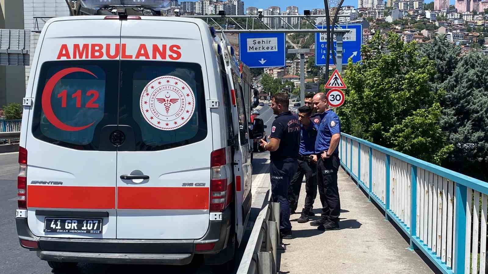 Köprüye çıkan genç kızı polis ikna etti
