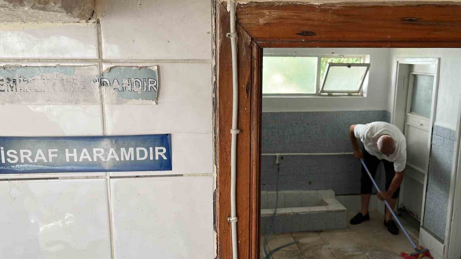 Farkındalık oluşturması amacıyla cami tuvaletlerini temizlediler
