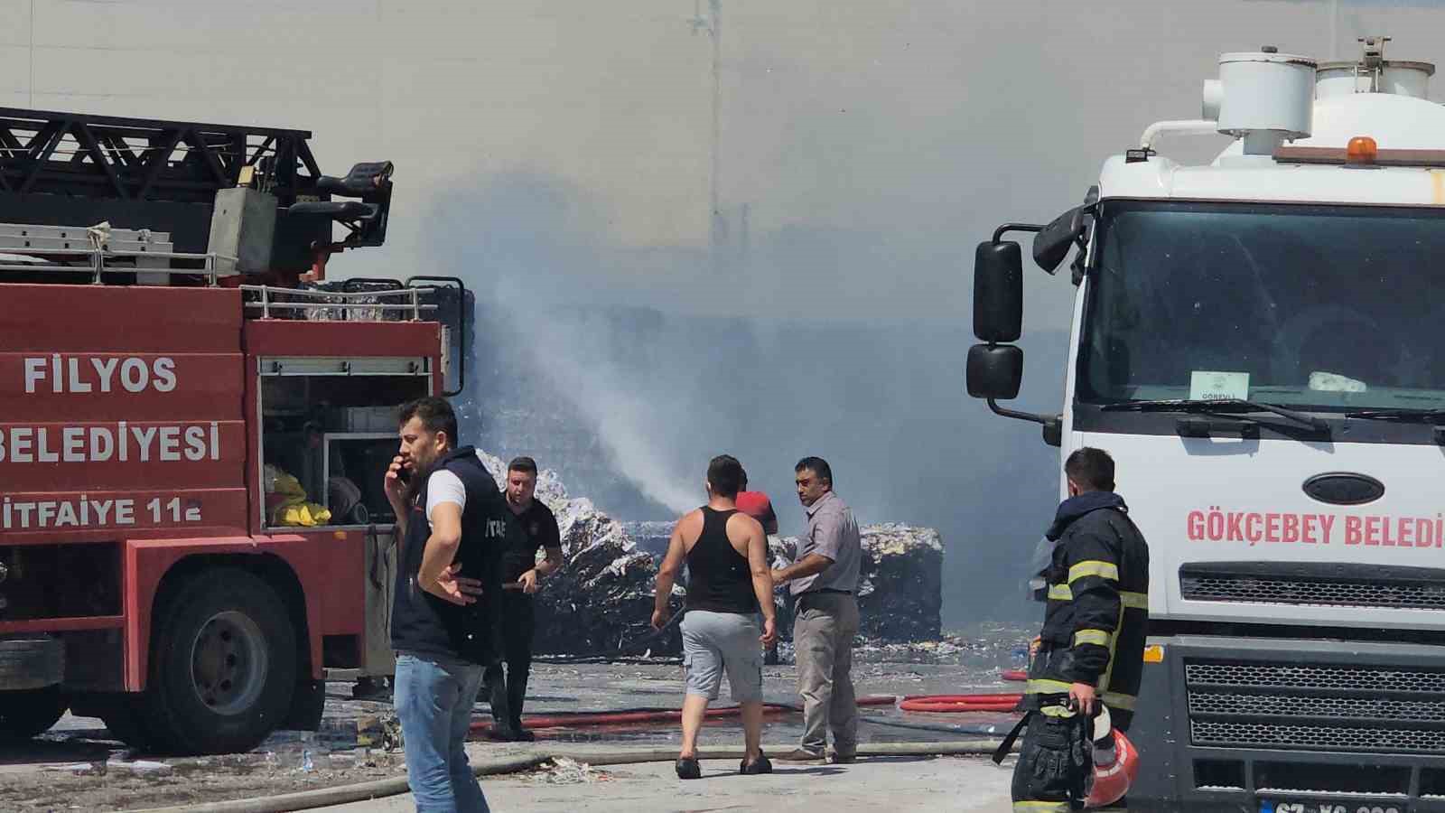 Kağıt fabrikasının geri dönüşüm alanında yangın çıktı
