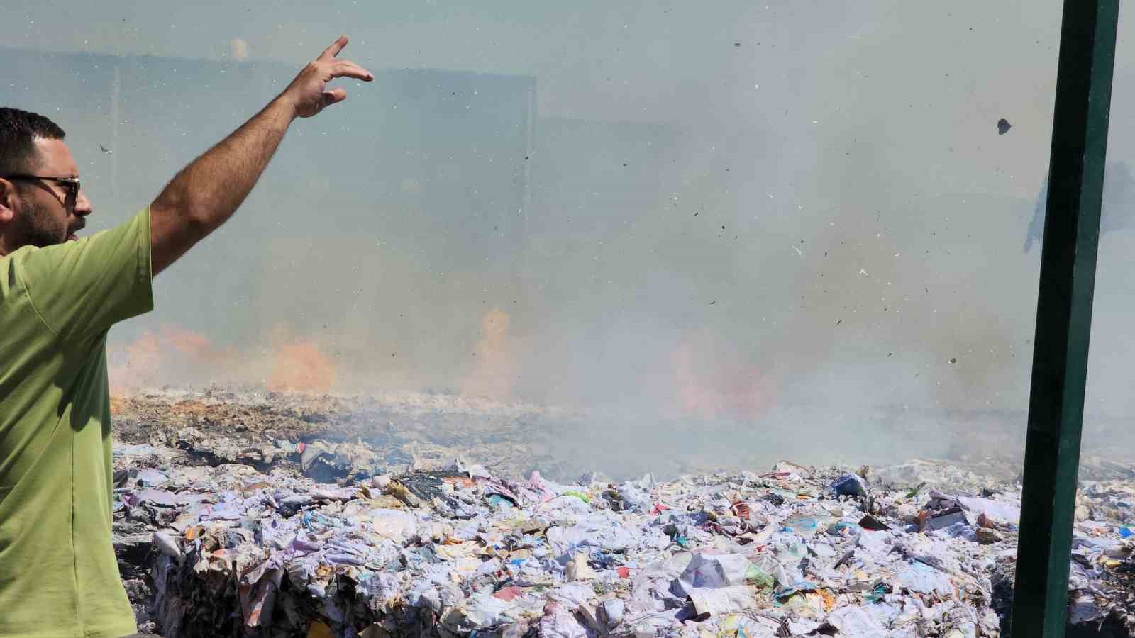 Kağıt fabrikasının geri dönüşüm alanında yangın çıktı
