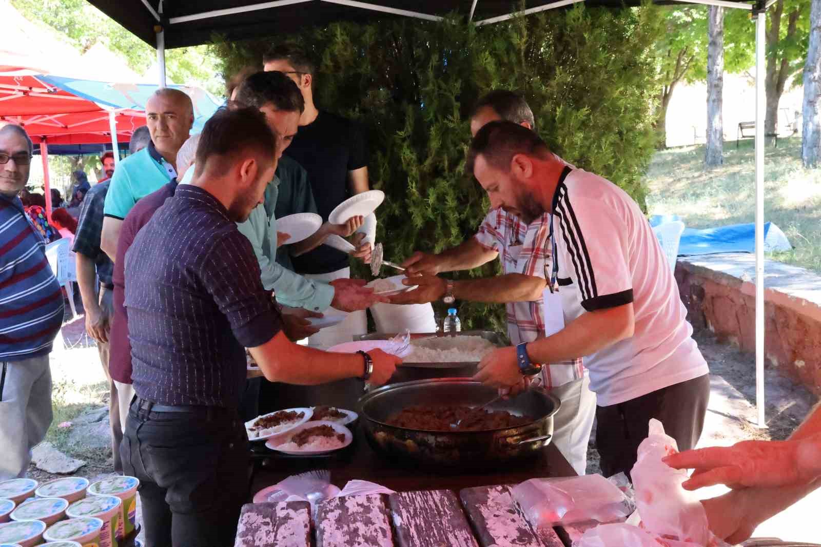 Yıllar önce yetiştirme yurdundan çıkanlar 15’inci Pilav Günü ile bir araya geldi
