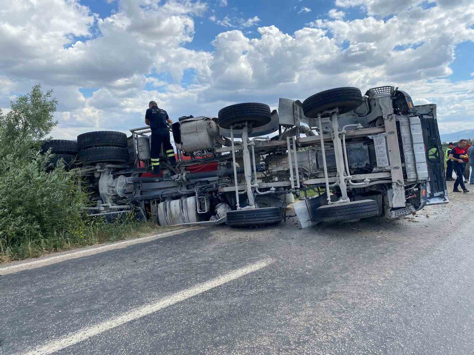 Amasya’da beton mikseri devrildi: 1 yaralı
