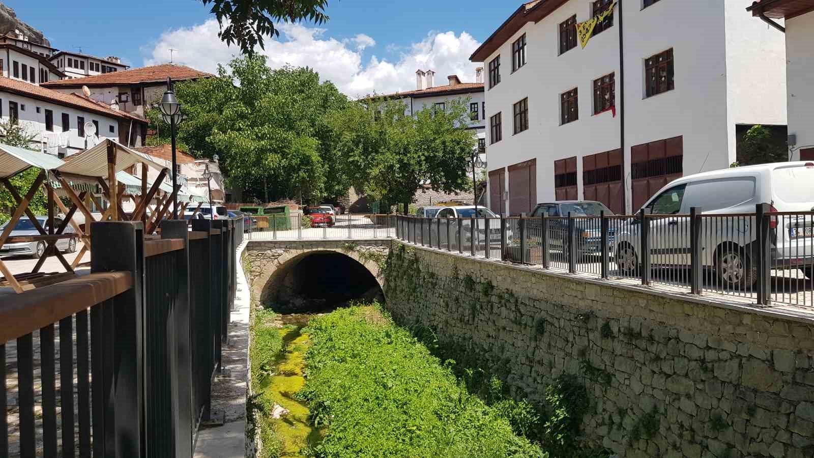 Turizm için açılan Akçasu Deresi yosunla kaplandı
