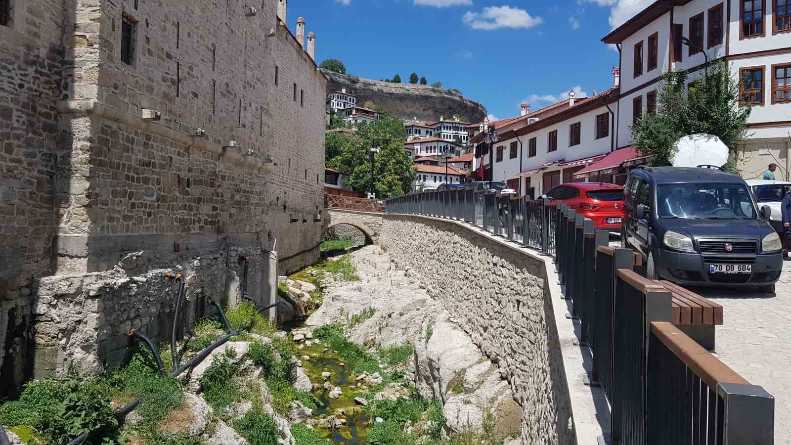 Turizm için açılan Akçasu Deresi yosunla kaplandı
