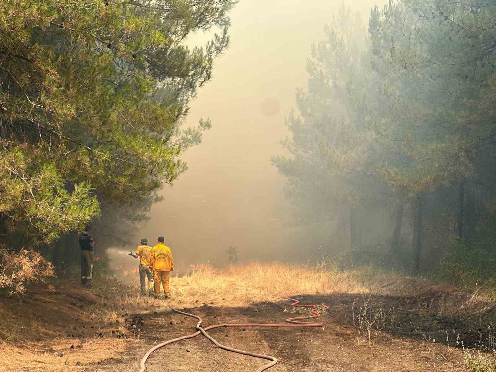 Yangına müdahale eden ekipler alevlerin içinde kaldı
