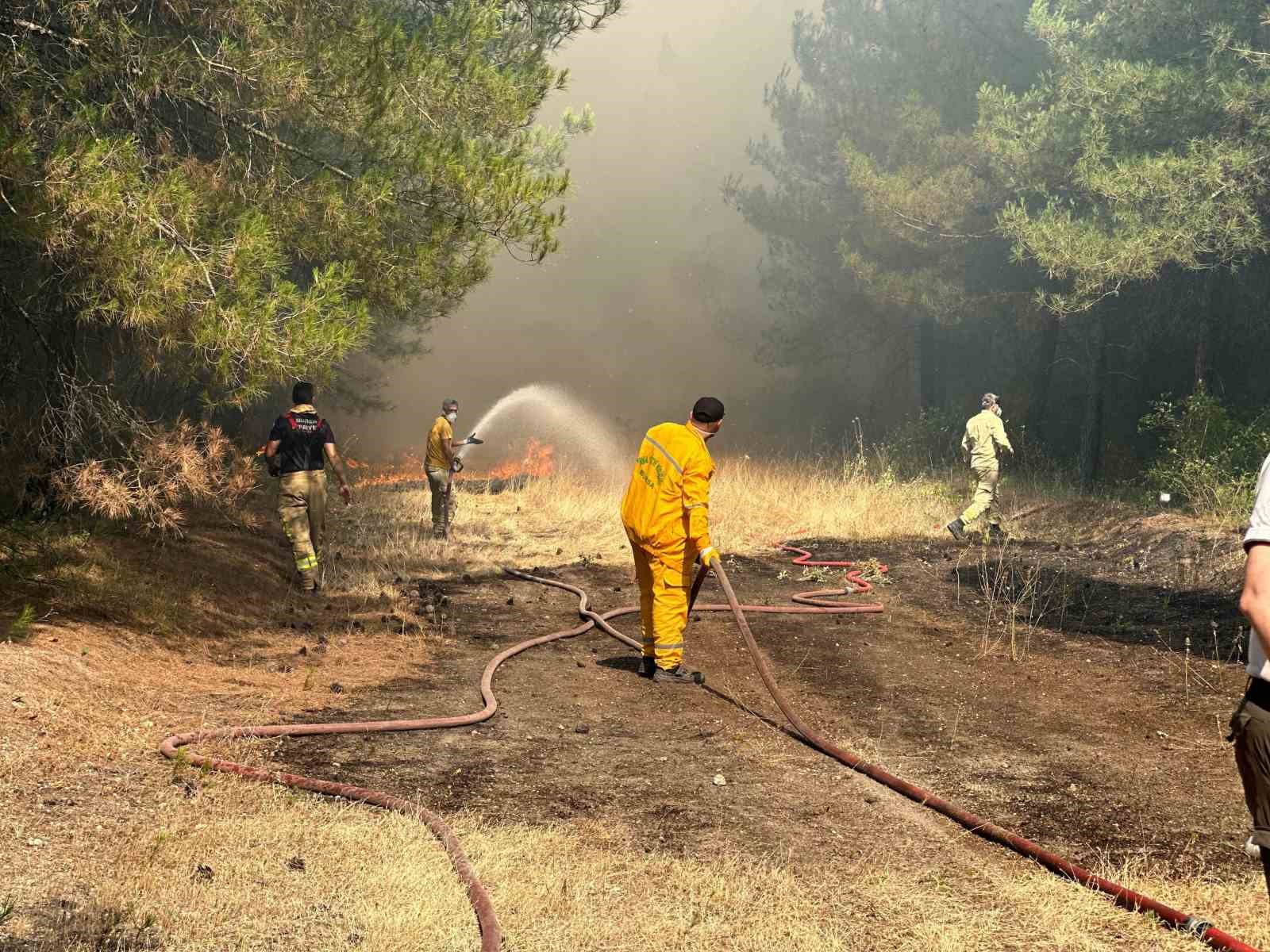 Yangına müdahale eden ekipler alevlerin içinde kaldı
