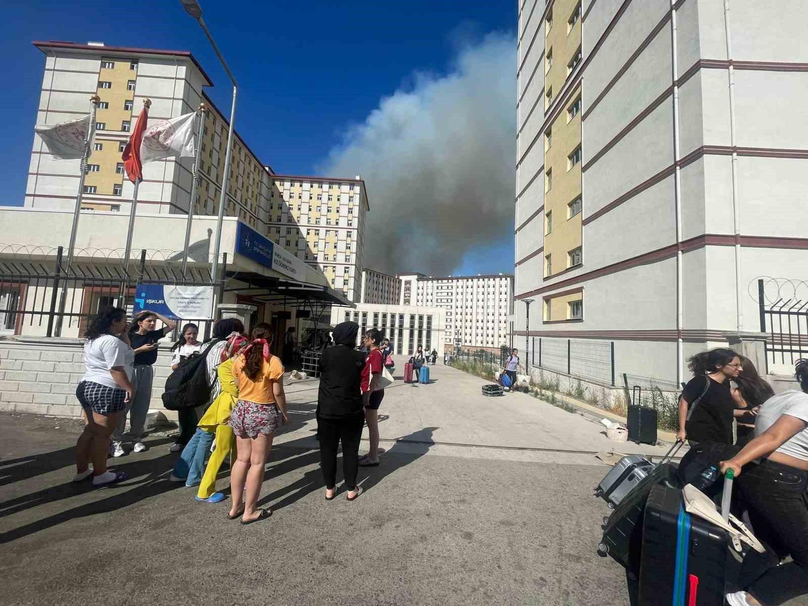 Bursa’daki yangın devam ediyor: Uludağ Üniversitesi’ndeki yurtlar boşaltılıyor
