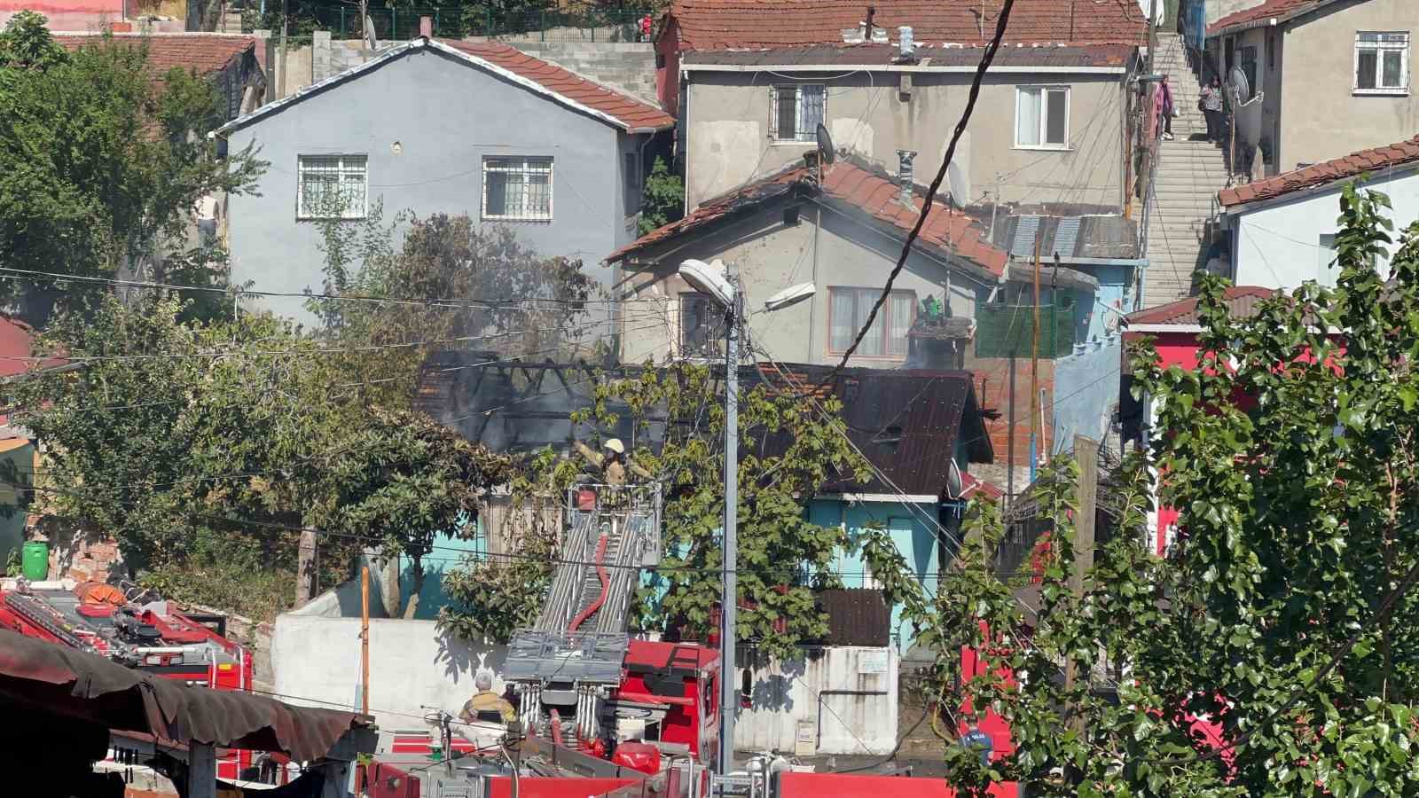 Beykoz’da gecekondu alev alev yandı
