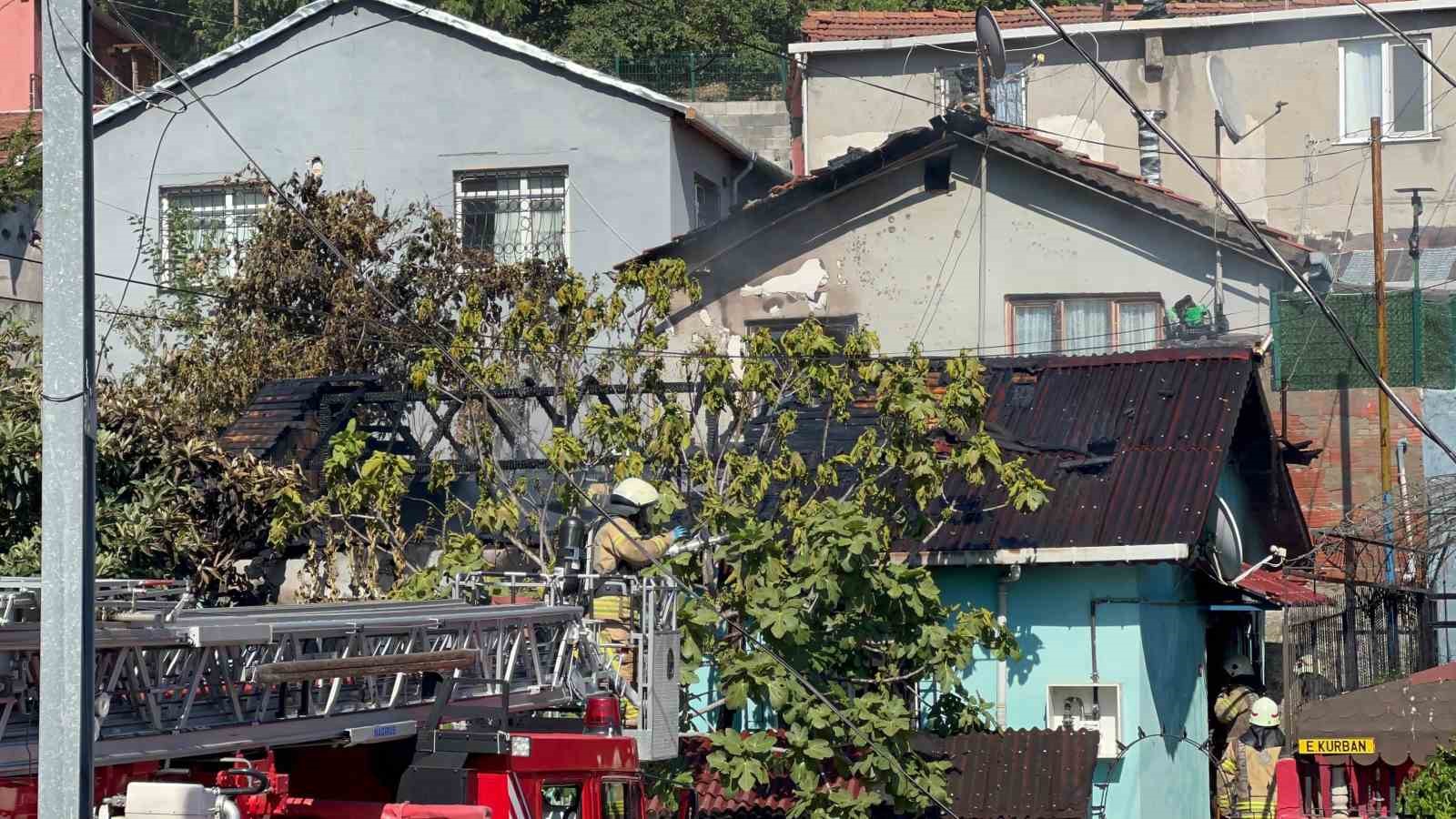 Beykoz’da gecekondu alev alev yandı
