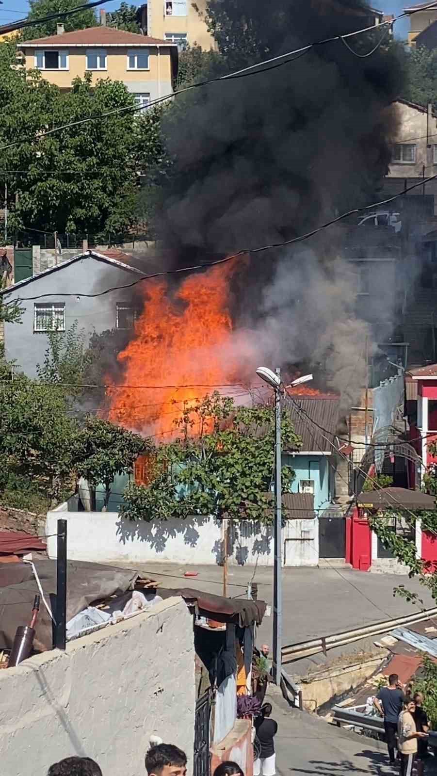 Beykoz’da gecekondu alev alev yandı
