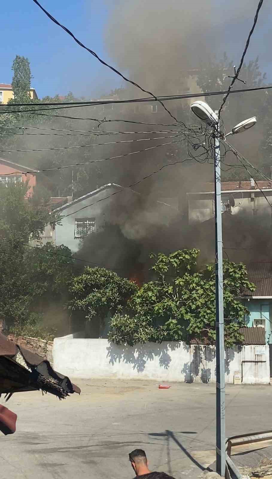 Beykoz’da gecekondu alev alev yandı
