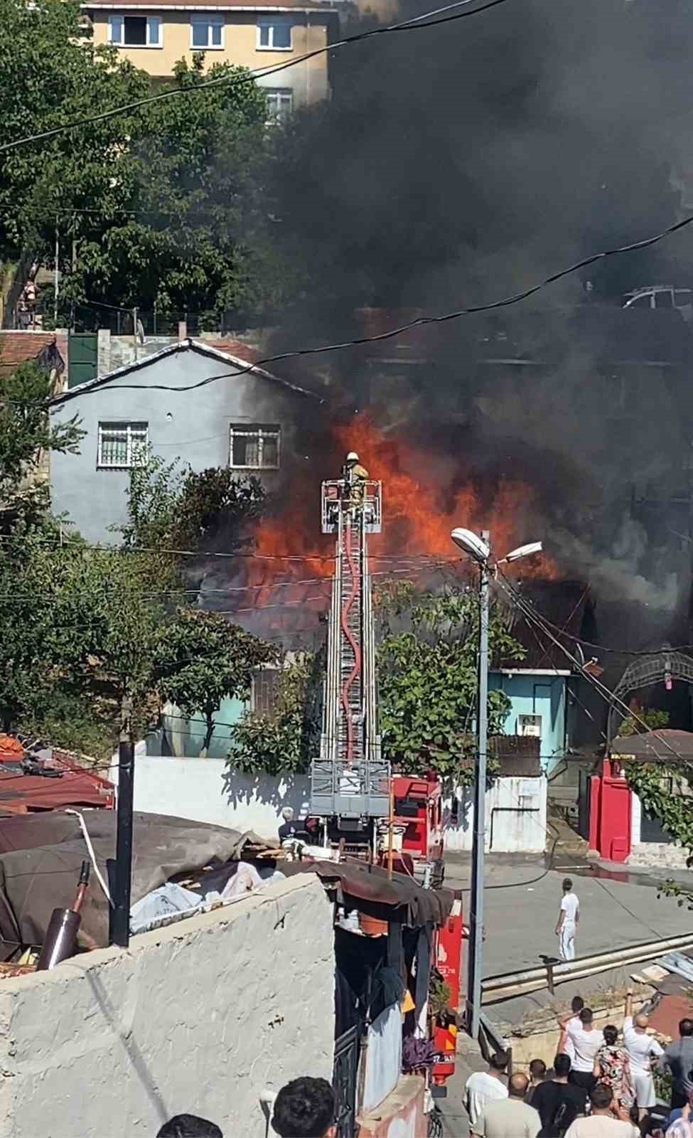 Beykoz’da gecekondu alev alev yandı
