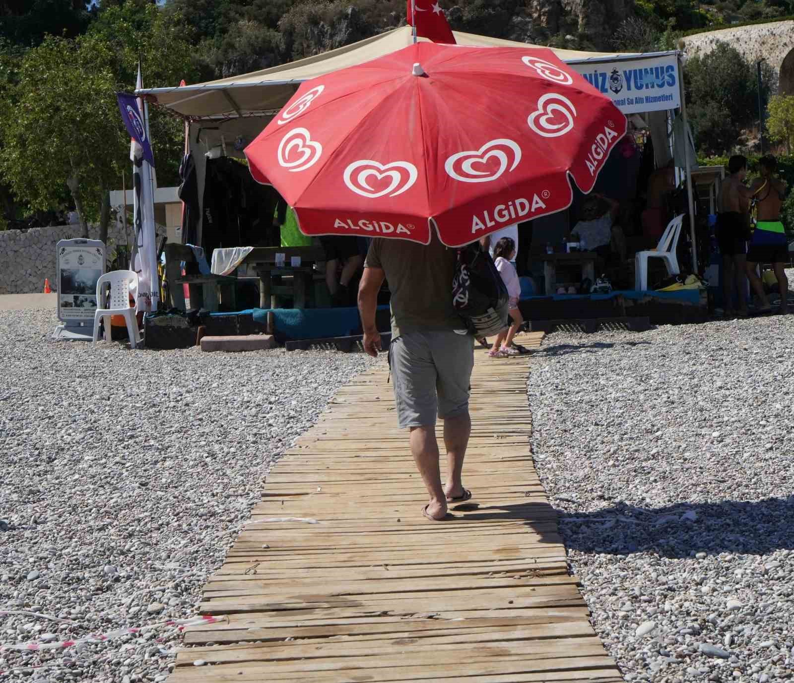 Araç termometreleri 48 dereceyi gösterdi, Antalya denize döküldü
