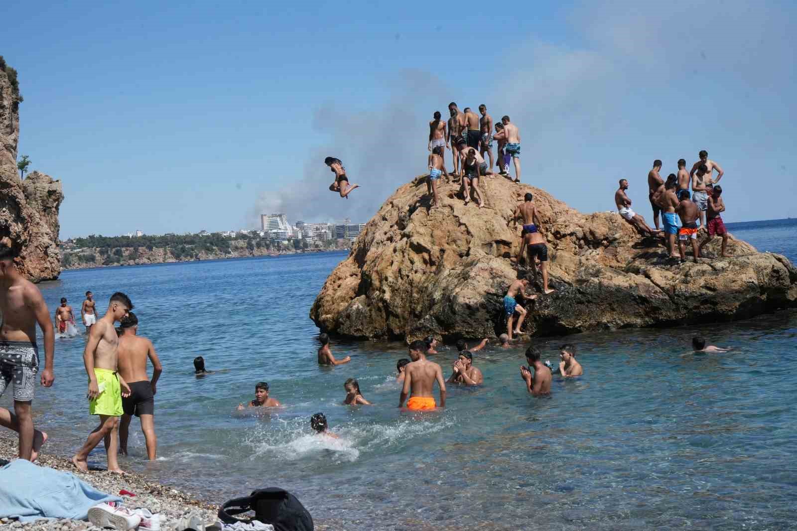 Araç termometreleri 48 dereceyi gösterdi, Antalya denize döküldü
