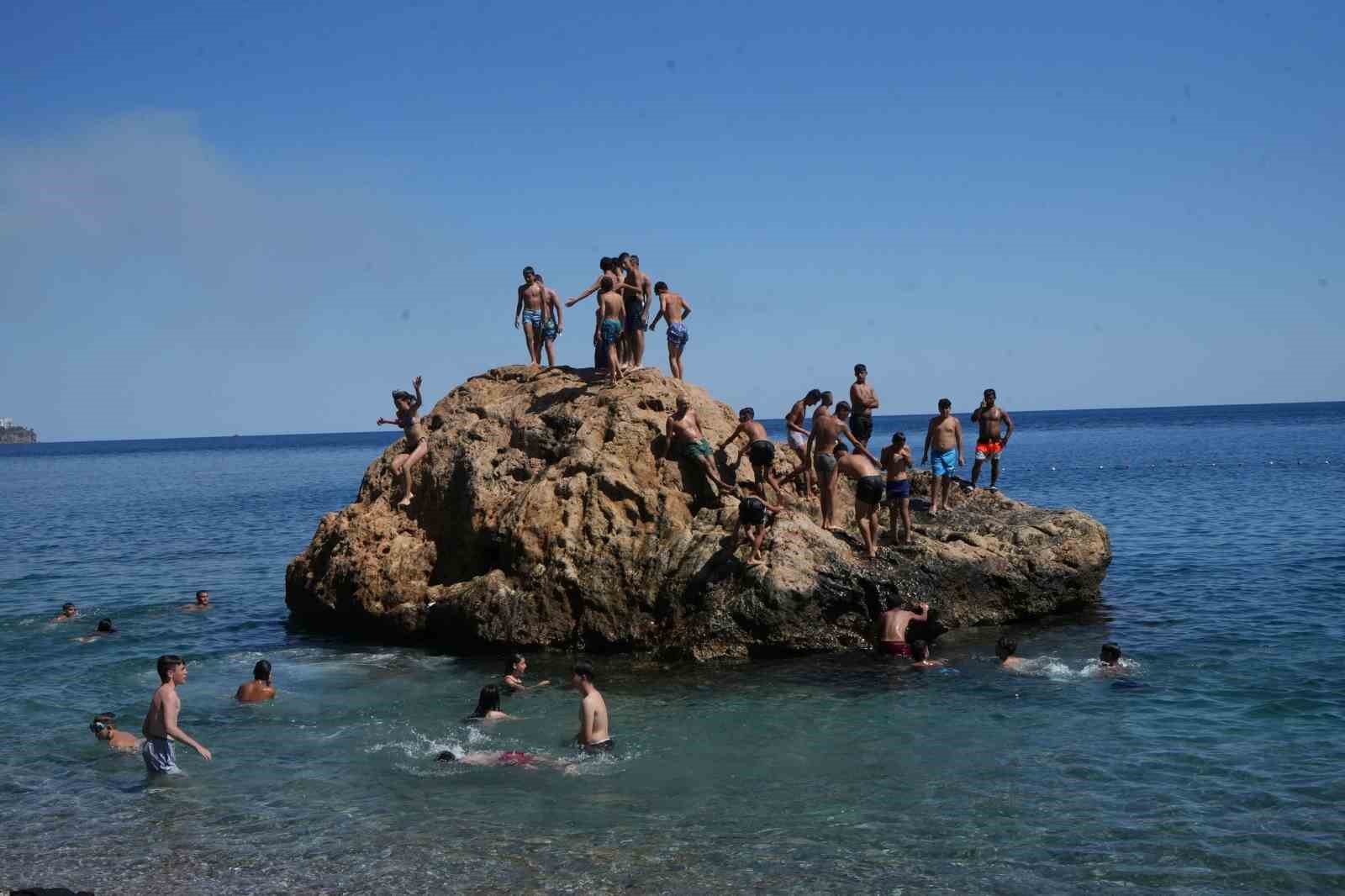 Araç termometreleri 48 dereceyi gösterdi, Antalya denize döküldü
