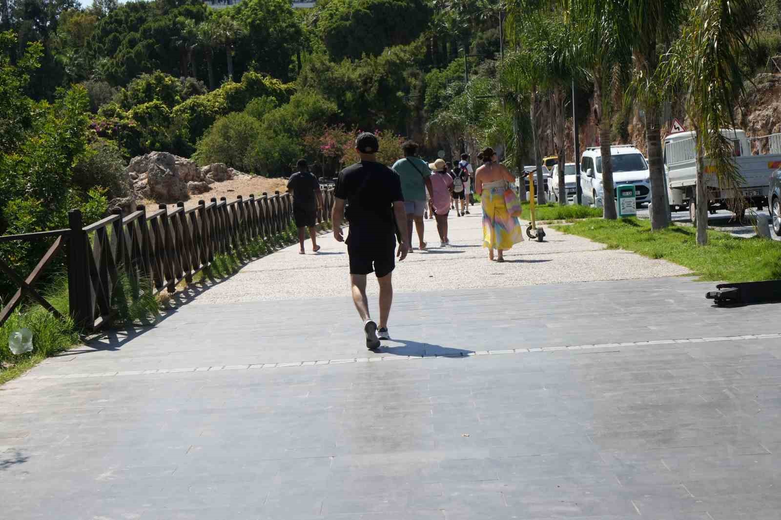 Araç termometreleri 48 dereceyi gösterdi, Antalya denize döküldü
